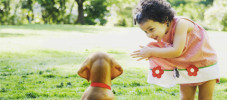 Kind und Hund: Umgang mit dem Haustier erlernen